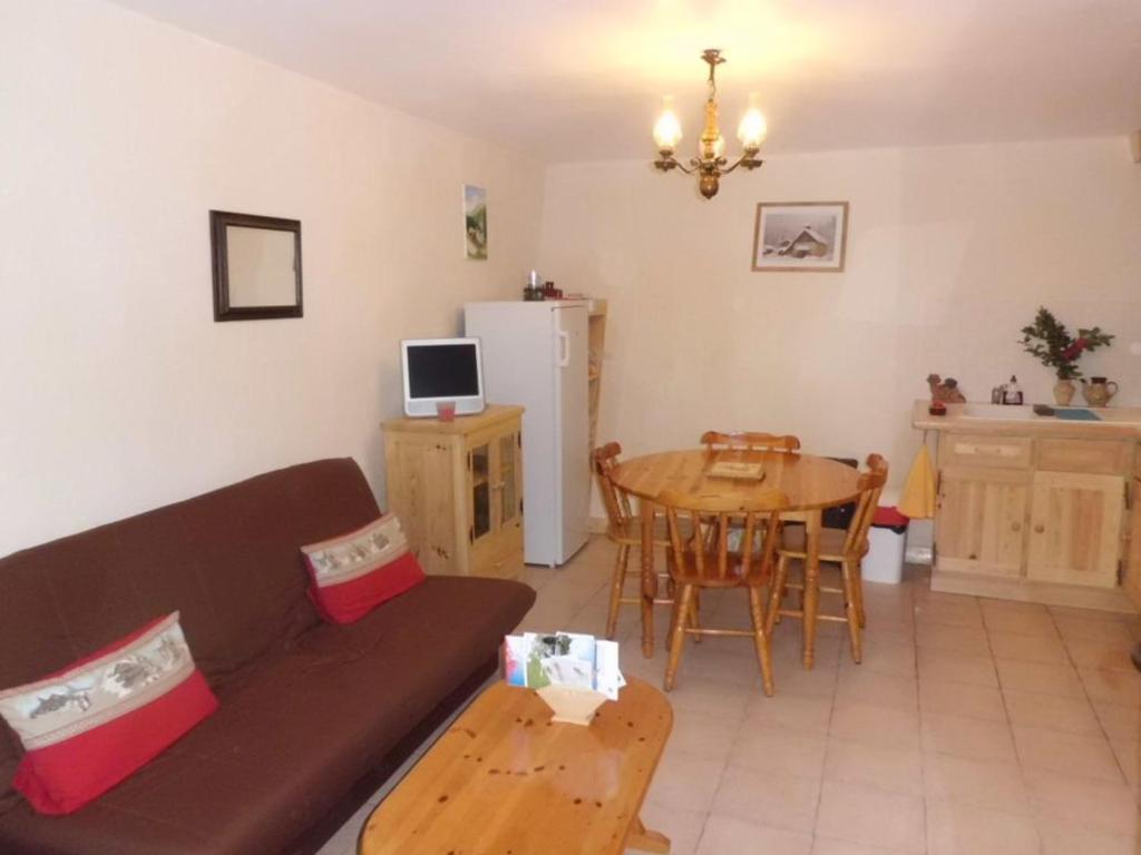 un salon avec un canapé et une table dans l'établissement Spacieux Duplex Rénové 2 Pièces, Centre Brides-les-Bains, Proche Parc Thermal, Parking Inclus - FR-1-512-5, à Brides-les-Bains