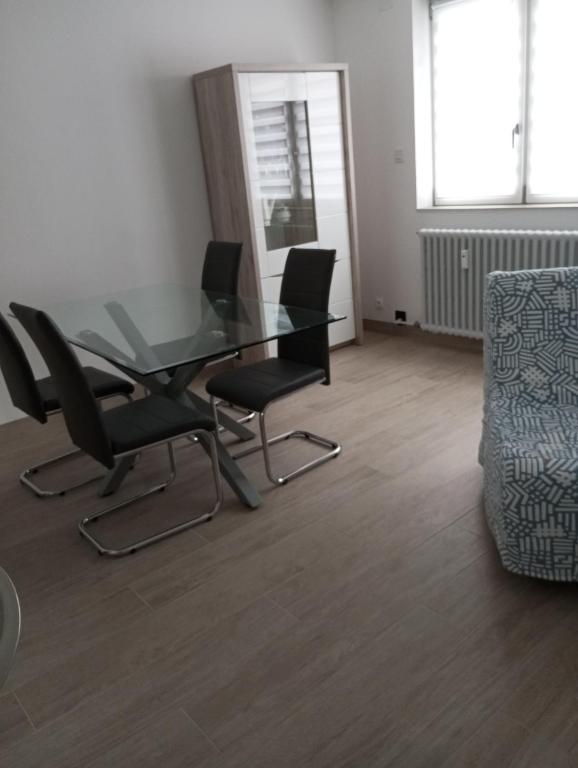 une salle de conférence avec une table et des chaises en verre dans l'établissement Le Val Joyeux, à Colmar