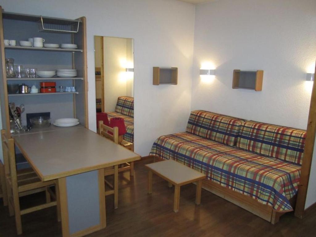 - une chambre avec un canapé et une table dans l'établissement Studio 4 Pers. - Centre, Balcon, Parking, Wifi, 200m Télécabine - FR-1-512-113, à Brides-les-Bains