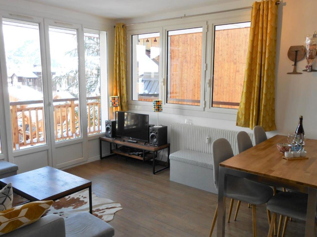 Photo de la galerie de l'établissement Appartement cosy 6 pers, balcon, animaux admis, parking - FR-1-516-4, à Les Deux Alpes