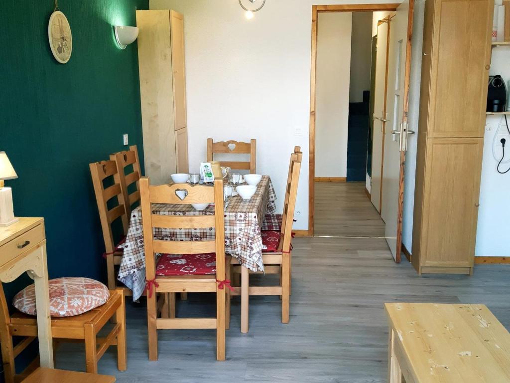 une salle à manger avec une table et des chaises dans l'établissement Spacieux Duplex 3 Pièces aux Deux Alpes, Pied des Pistes, Parking Privatif - FR-1-516-168, à Les Deux Alpes