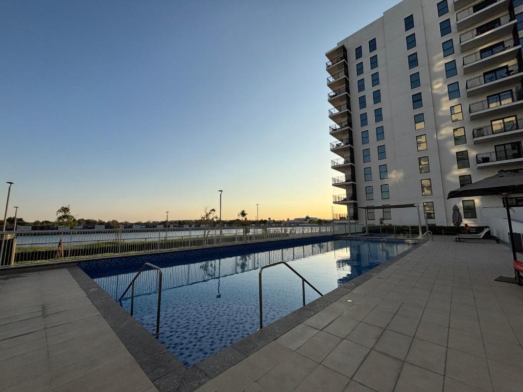 Bazén v ubytování Serene Studio in Yas Island 2 - near Zayed international AirPort nebo v jeho okolí