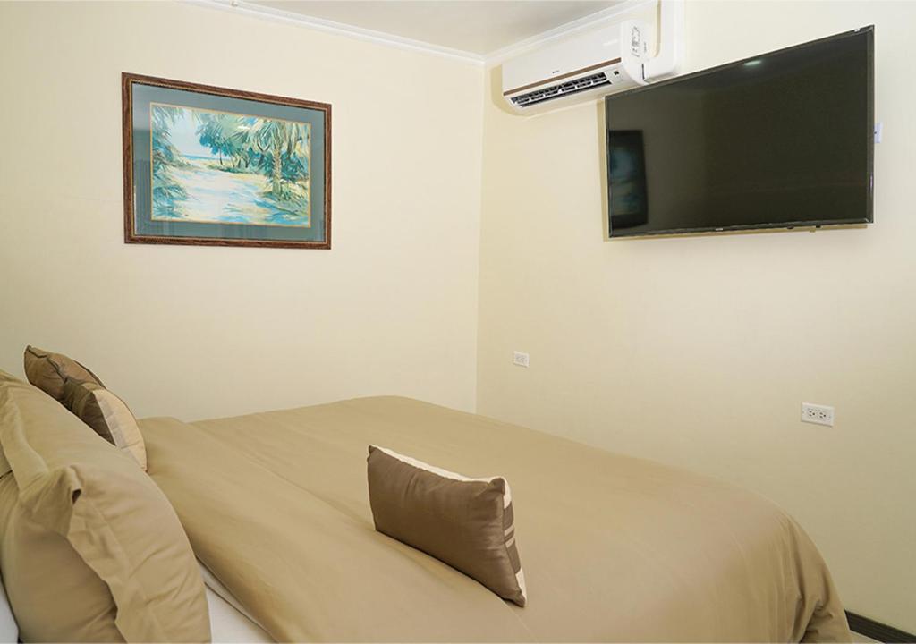 TV a/nebo společenská místnost v ubytování Yoyita Suites Aruba