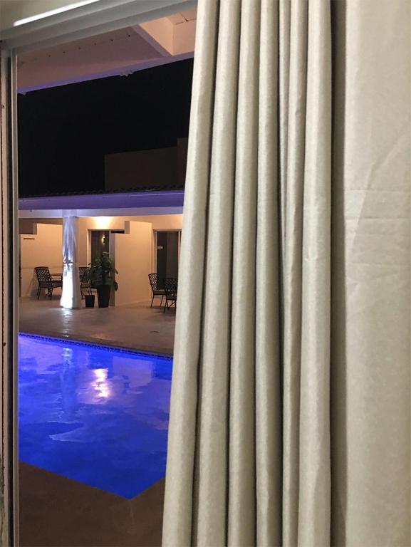 Bazén v ubytování Yoyita Suites Aruba nebo v jeho okolí