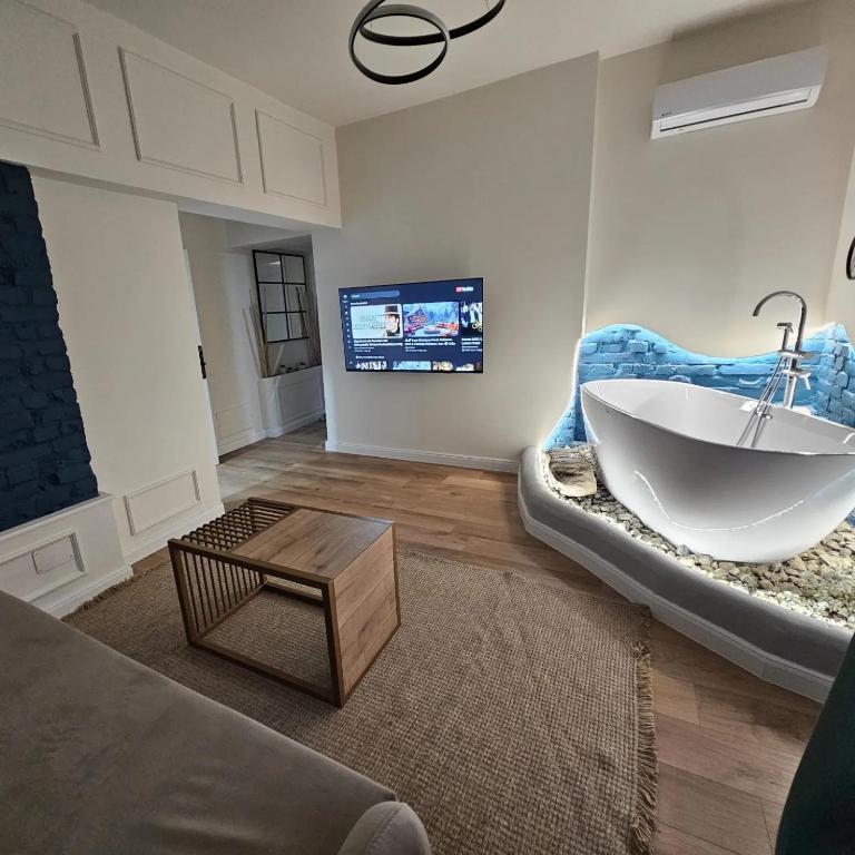 TV a/nebo společenská místnost v ubytování Central Apartment Myslym Shyri Street with balcony