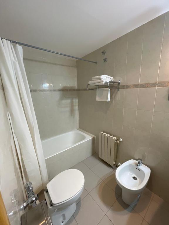 Koupelna v ubytování Hostal Pirineos Ainsa