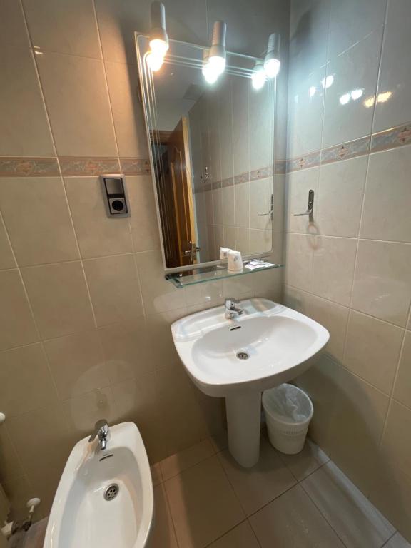 Koupelna v ubytování Hostal Pirineos Ainsa