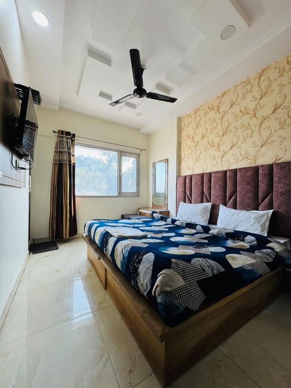 Postel nebo postele na pokoji v ubytování Hotel Divine inn