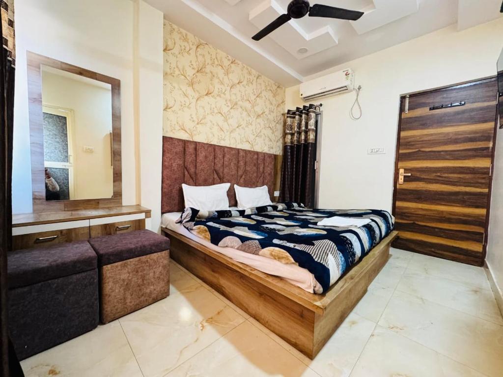 Postel nebo postele na pokoji v ubytování Hotel Divine inn
