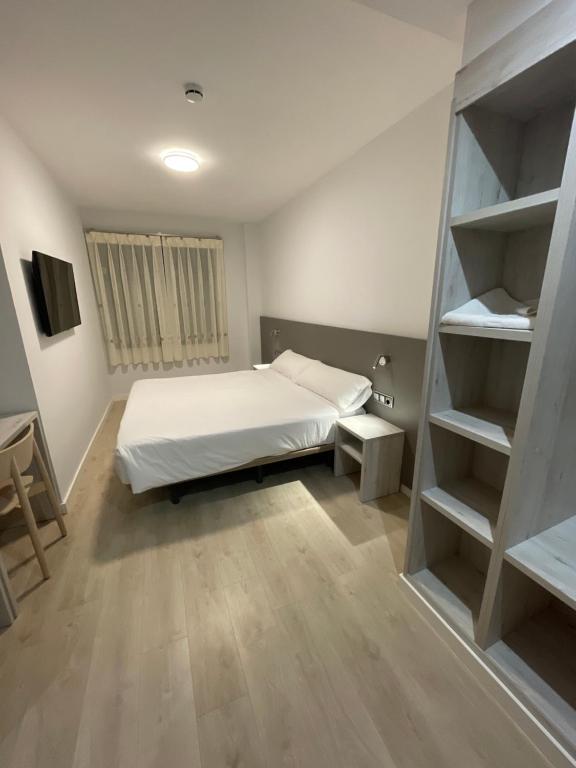 Postel nebo postele na pokoji v ubytování Hostal Pirineos Ainsa
