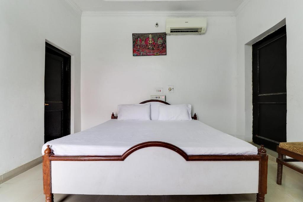 Postel nebo postele na pokoji v ubytování Hotel O Hanuman Bagh