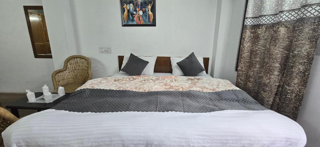 Postel nebo postele na pokoji v ubytování SHIVANI HOME STAY
