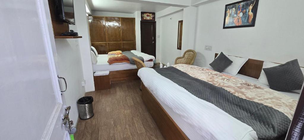 Postel nebo postele na pokoji v ubytování SHIVANI HOME STAY