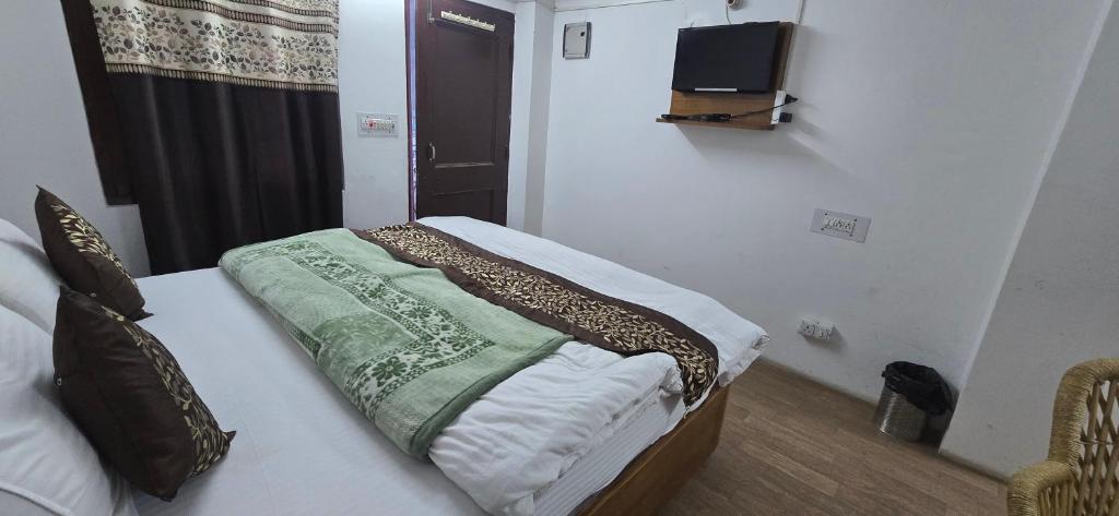 TV a/nebo společenská místnost v ubytování SHIVANI HOME STAY