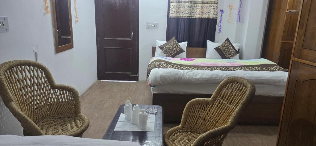 Postel nebo postele na pokoji v ubytování SHIVANI HOME STAY
