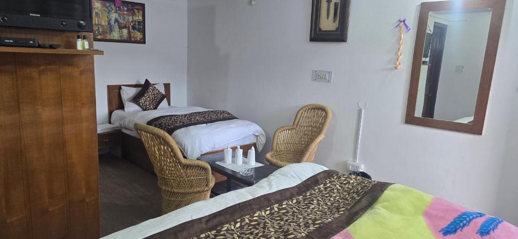 Postel nebo postele na pokoji v ubytování SHIVANI HOME STAY
