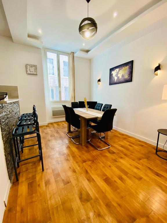 une salle à manger avec une table et des chaises dans l'établissement Le Méditerranéen - 5 personnes - Vieux Port, à Marseille