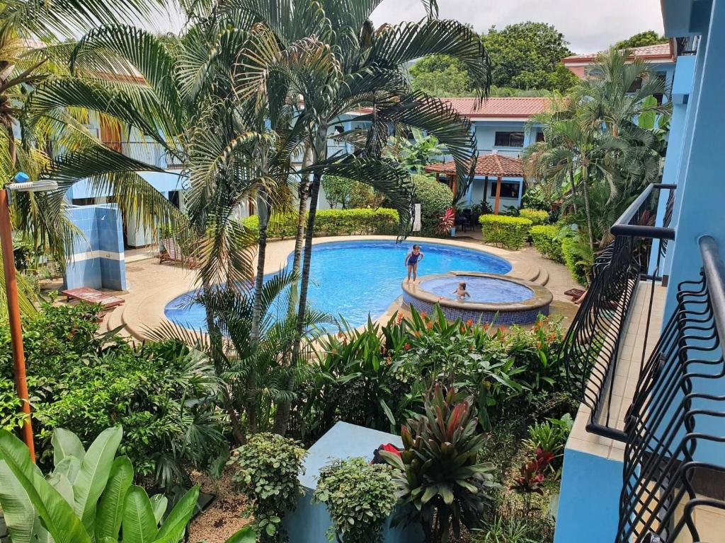 una vista aérea de una piscina en un complejo en Marina Loft Studio 224, en Coco