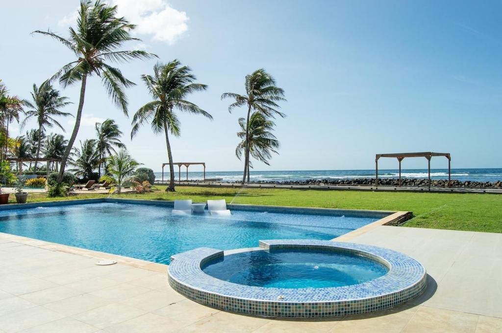 Swimmingpoolen hos eller tæt på Pristine Villa Tobago