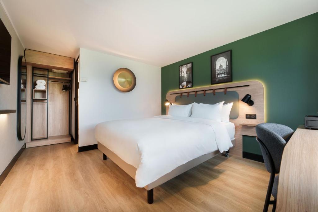 Campanile NATURE - Aix En Provence Meyreuil - Superior Kamer - 1 Kingsize Bed