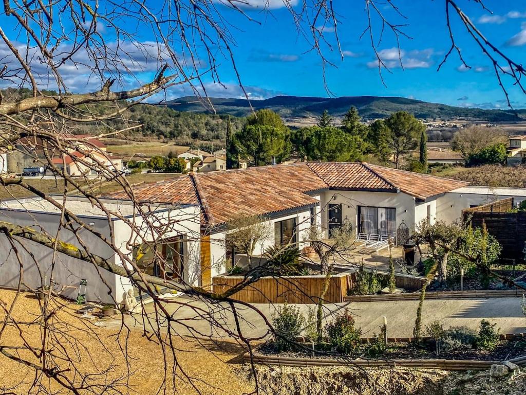 une maison avec un toit en carrelage dans l'établissement Villa Romana, à Cornillon