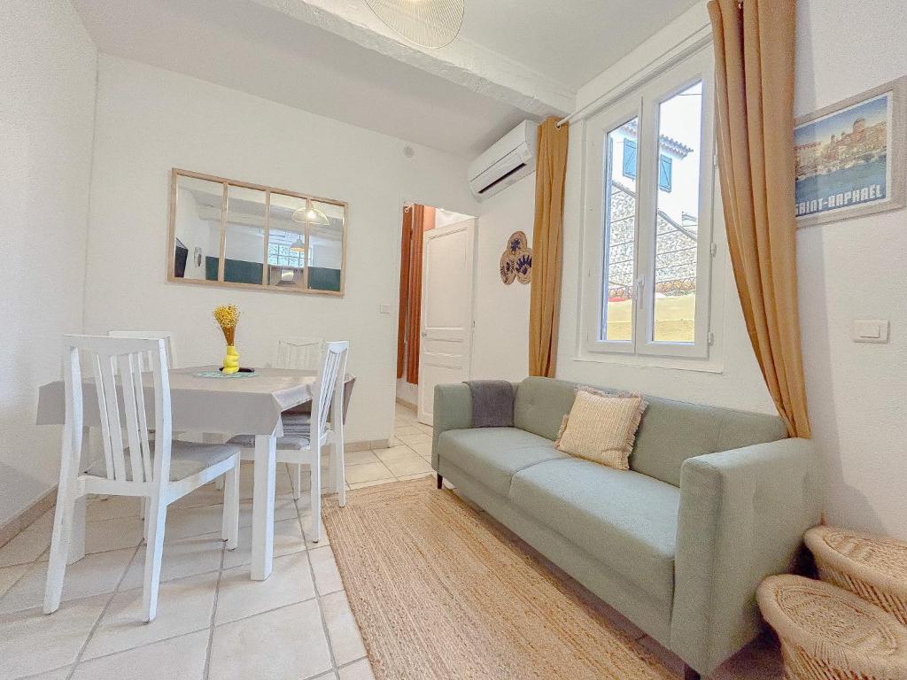 un salon avec un canapé et une table dans l'établissement Charmant Mas centrale, bord de mer cour intérieur idéal pour 4 personnes, à Fréjus