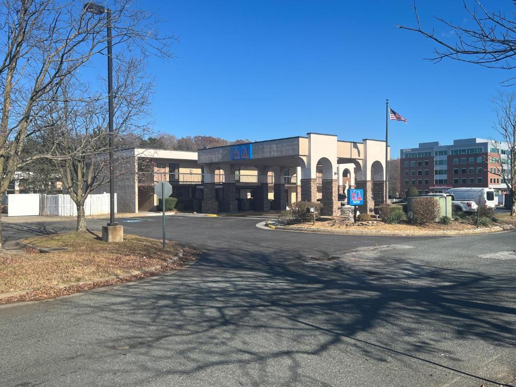 an empty street in front of a building at Motel 6 Stafford VA Quantico in Stafford