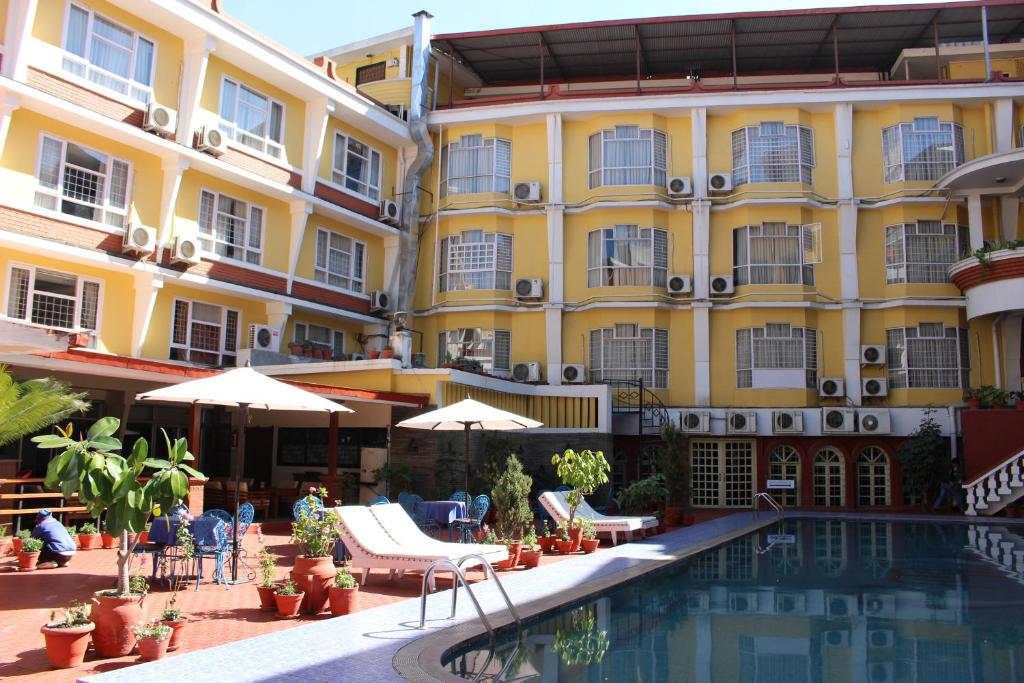 Bazén v ubytování Hotel Woodland Kathmandu nebo v jeho okolí