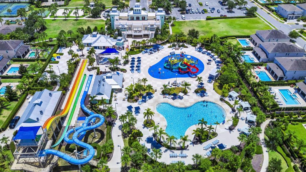 基西米Elegant Home Near Disney With Private Pool And Waterpark Resort Access At Encore Resorts Reunion - 391Fl的度假村水上乐园的鸟瞰图