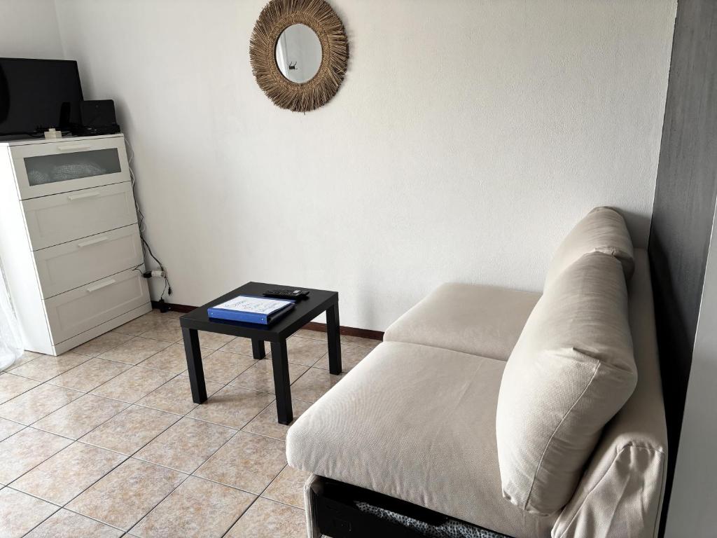 ein Wohnzimmer mit Sofa und Tisch in der Unterkunft casa da serra in Boa Viagem