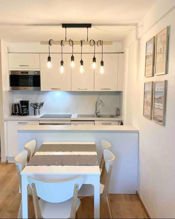 une cuisine avec une table blanche et un comptoir blanc dans l'établissement Appt 4 pers-2 CHB-2 SDB-Piscine-Linge inclus-Literies faites à l'arrivée inclus-Parking, à Le Touquet-Paris-Plage