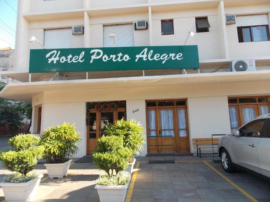 een gebouw met een bord waarop staat: Motel Putric allee bij Hotel Porto Alegre in Porto Alegre