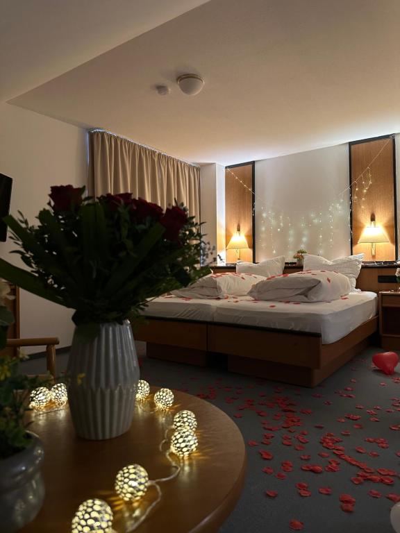 Postel nebo postele na pokoji v ubytování E&D Hotel Rodgau
