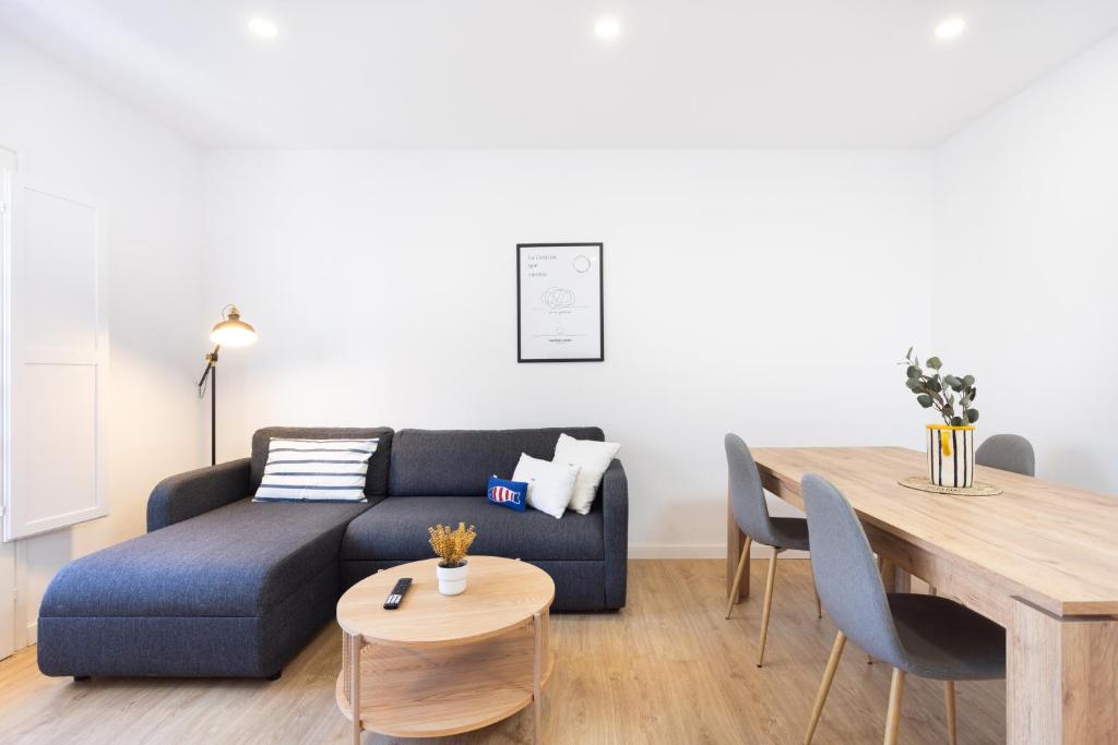 プエルト・デ・ラ・クルスにあるFamily Friendly Apartament Puerto de la Cruz Summa Hausの青いソファとテーブルのあるリビングルーム
