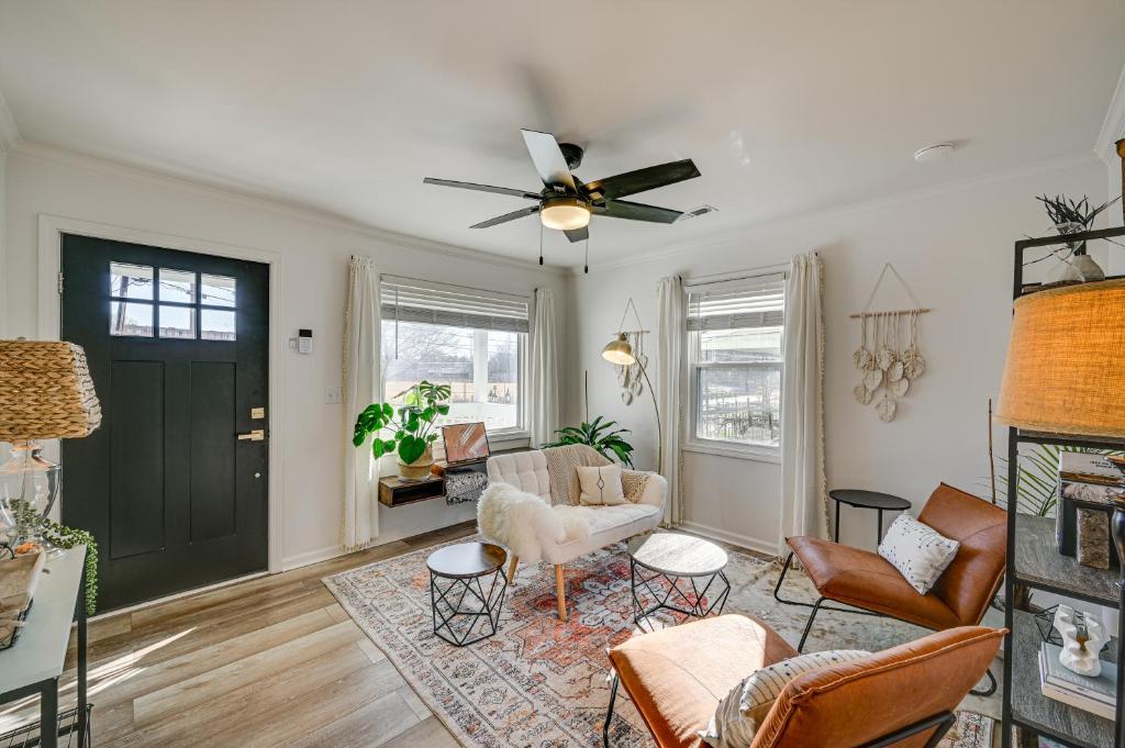 un salon avec un ventilateur de plafond et des chaises dans l'établissement Less Than 3 Mi to Dtwn Modern Cottage in Greenville!, à Greenville