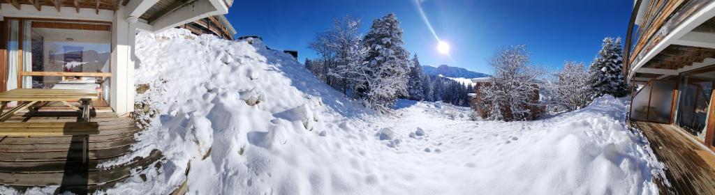 une pile de neige sur le côté d'une maison dans l'établissement Appartement cosy Les Mélèze E, à Chamrousse