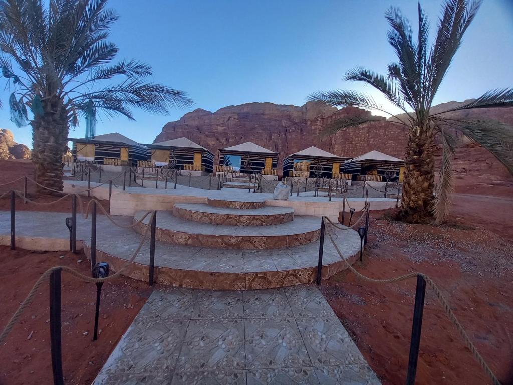 eine Treppe mitten in der Wüste in der Unterkunft falling Stars Camp in Wadi Rum