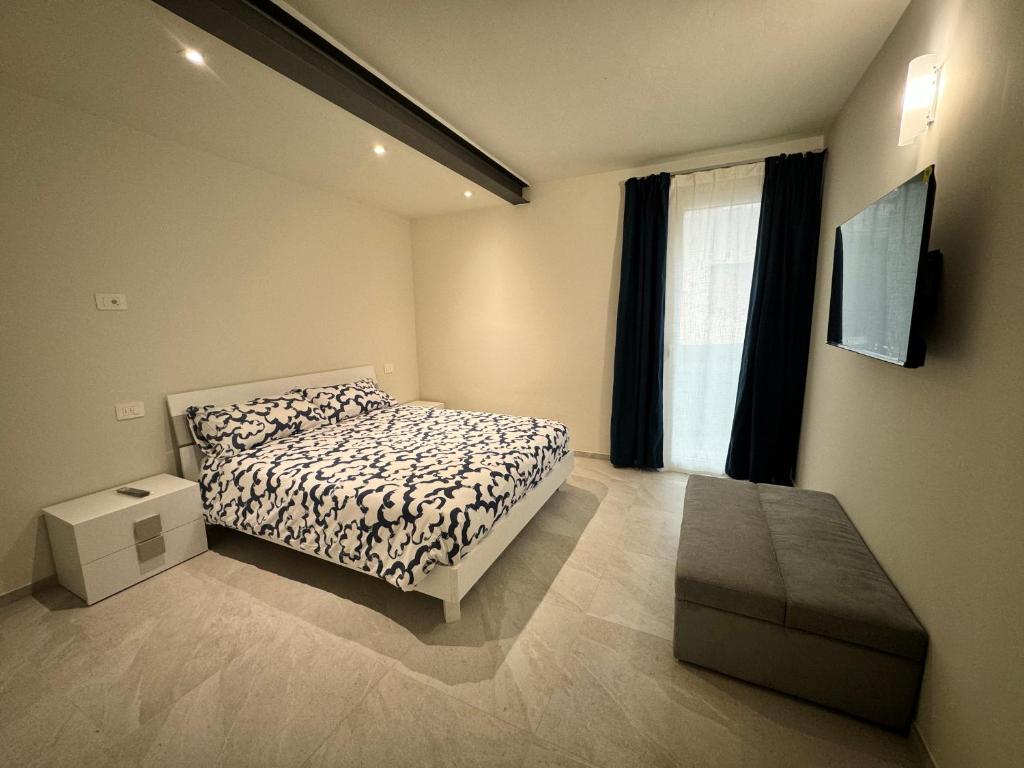 a bedroom with a bed and a window at Appartamento Rita in Pisogne