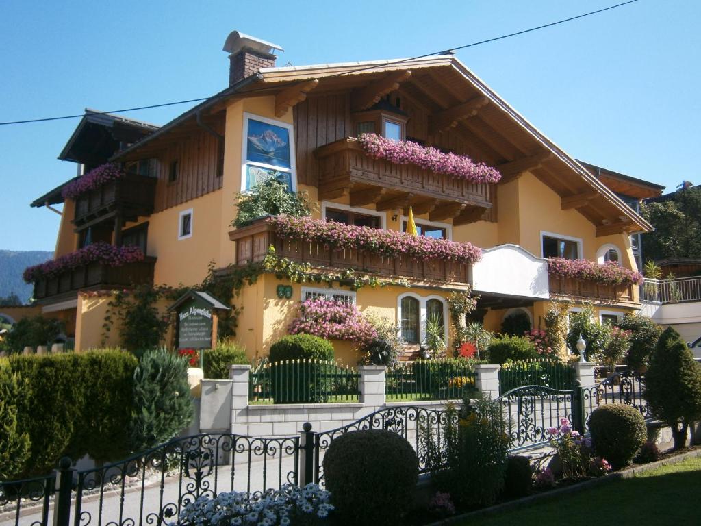 ein Haus mit Blumen davor in der Unterkunft Haus Alpenglühn in Abtenau