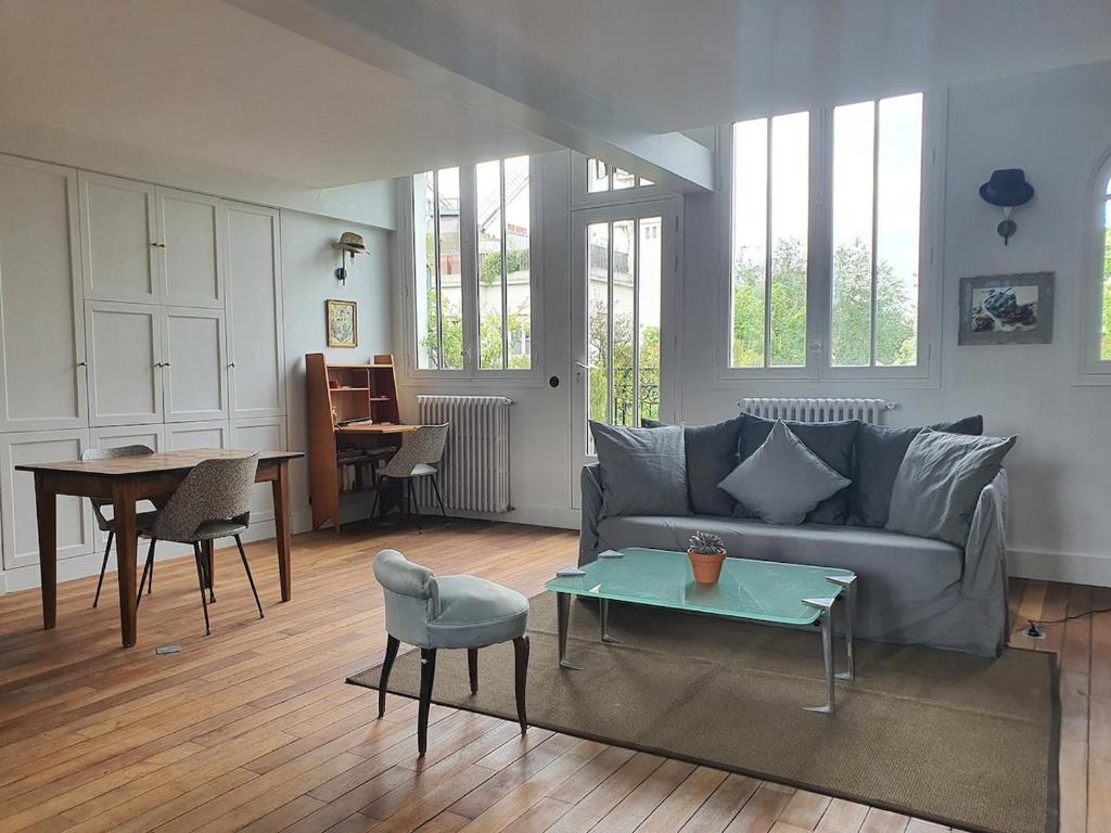 un salon avec un canapé et une table dans l'établissement Basilique du Sacré-Cœur de Montmartre à 5 min à pied, à Paris