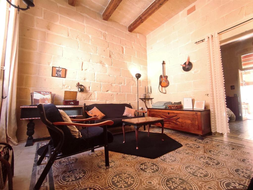 Posezení v ubytování OnTheRocks - Holiday Home in Victoria, Gozo