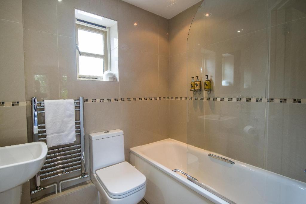 The Orange Tree - Family Room With Bath