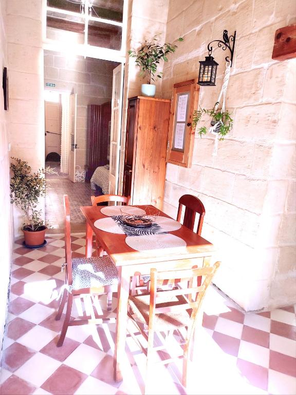 Posezení v ubytování OnTheRocks - Holiday Home in Victoria, Gozo