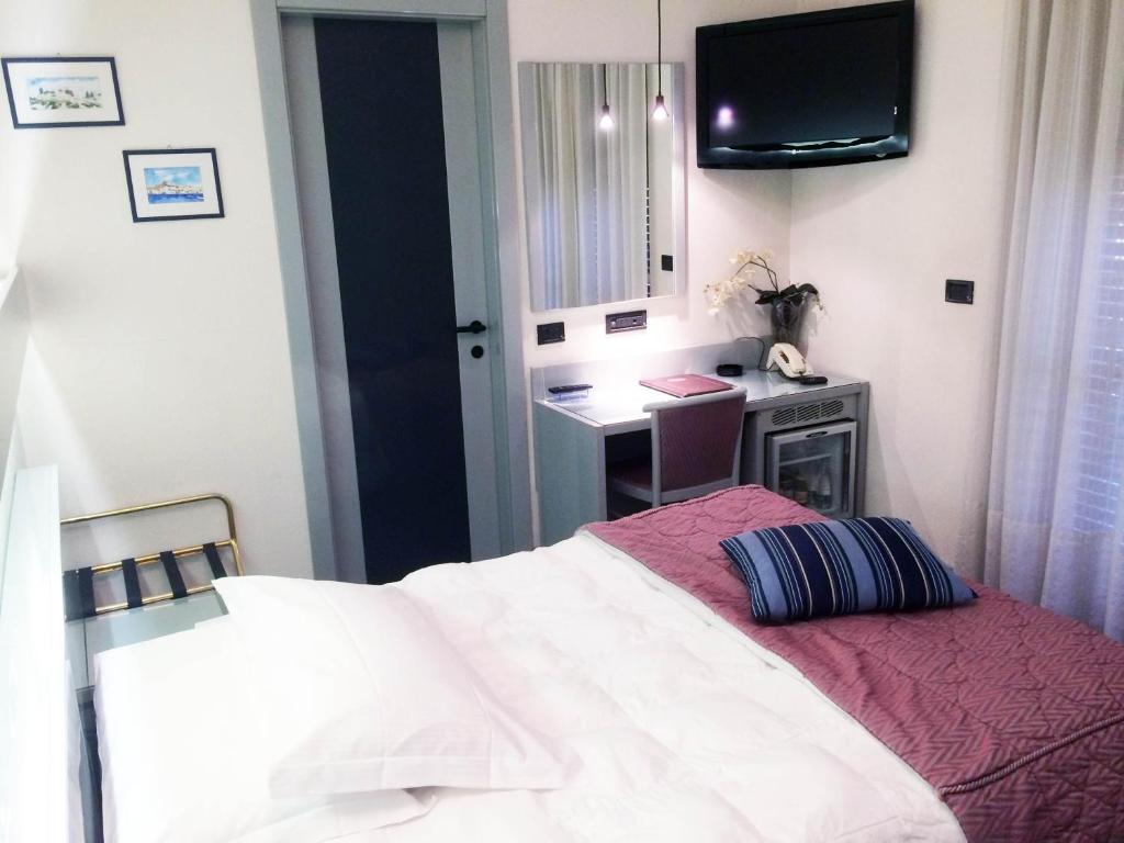 Postel nebo postele na pokoji v ubytování Hotel Michelangelo