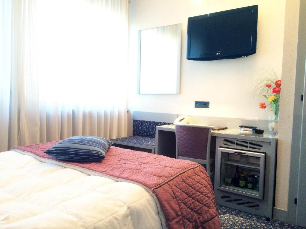 Postel nebo postele na pokoji v ubytování Hotel Michelangelo