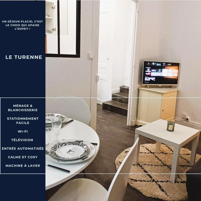 un salon avec une table et une télévision dans l'établissement Le Turenne, T2 cozy et calme, wifi, tv, stationnement aisé, à Tours