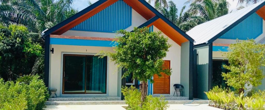 una piccola casa con tetto blu di Marine Resort มารีน รีสอร์ต a Ban Hin Sam Kon