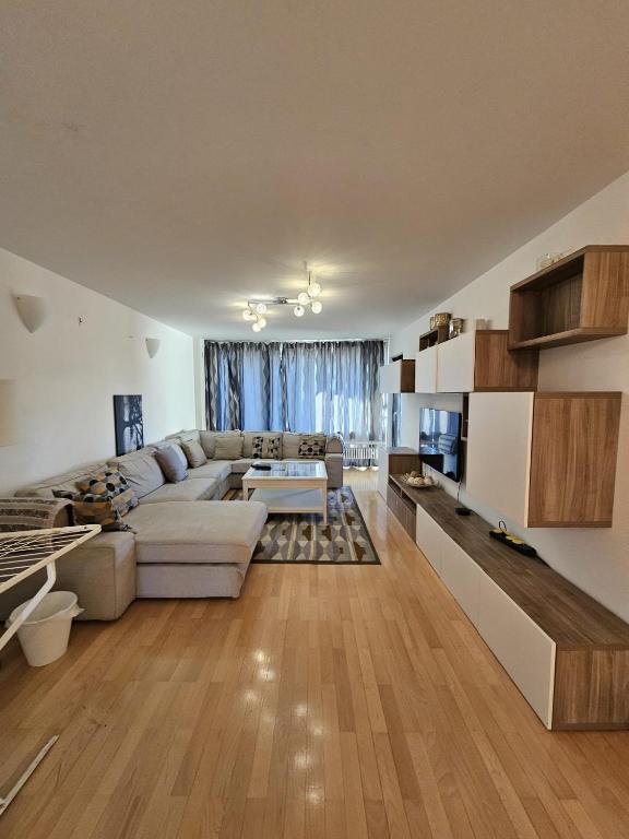 ein Wohnzimmer mit Sofa und Tisch in der Unterkunft OEZ 3 Zimmer Wohnung in München