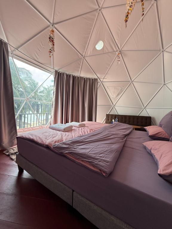 Postel nebo postele na pokoji v ubytování Infinity Beach Club Resort & Hostel Koh Phangan