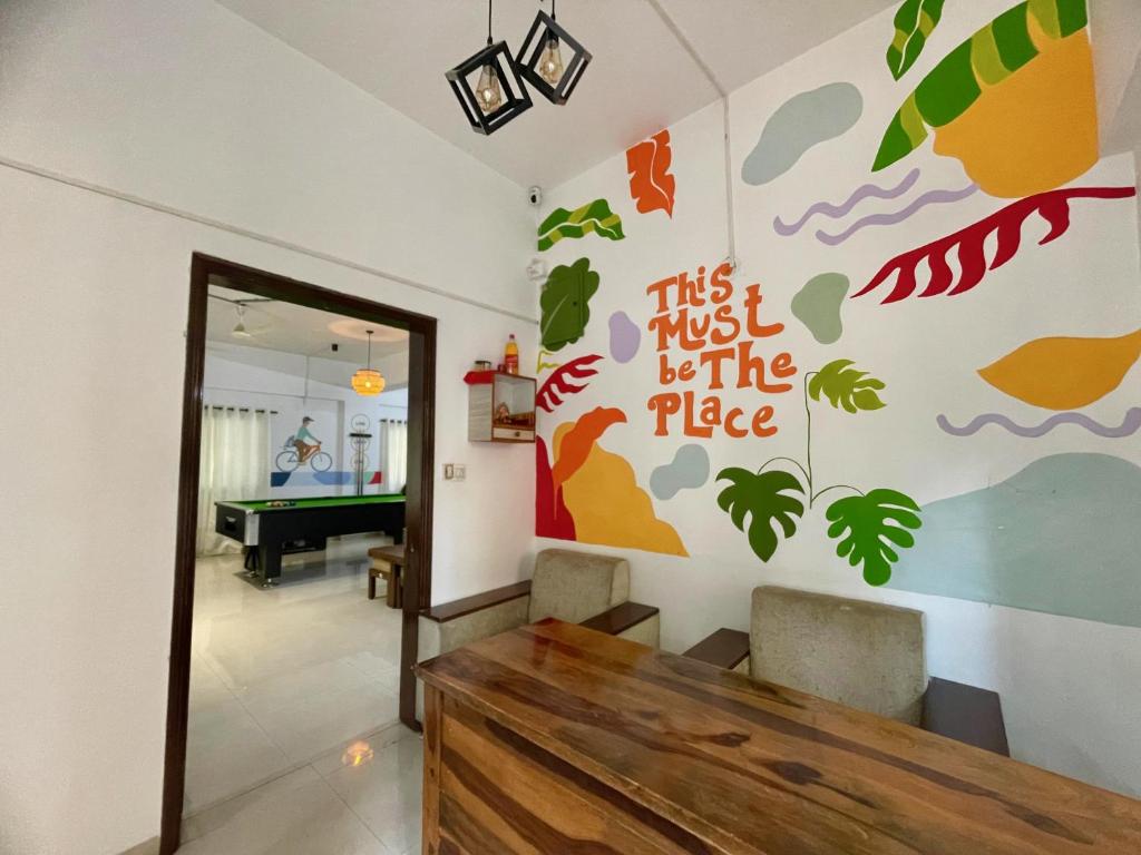 プネにあるHOSHTEL99 - LUX - Stay, Cowork and Cafe - Luxurious Bungalowのギャラリーの写真